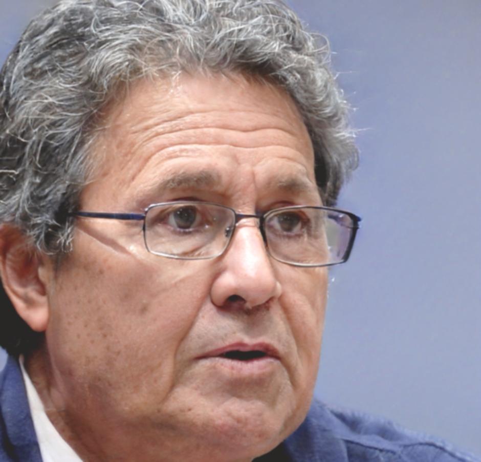 Maestro Sebastián Navarro, director artístico de orivalenthos, aplicando técnicas avanzadas de contouring